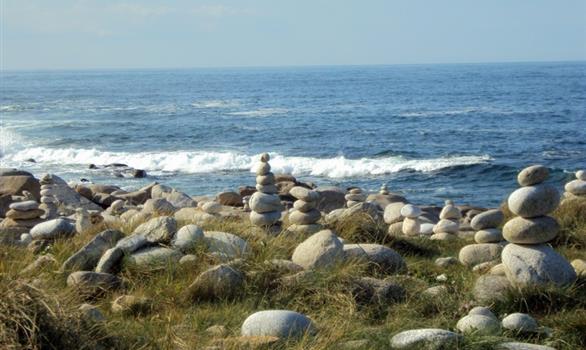 Balades en bord de mer : les galets empilés de l'île Grande - Stereden, Village de Chalets
