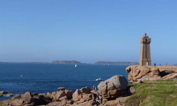 Vacances de Pâques en Bretagne : visiter Ploumanach - Stereden, Village de Chalets