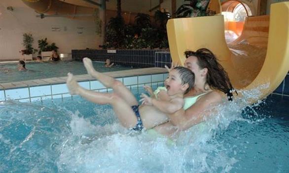 Vacances de Pâques en Bretagne : jeux à la piscine d'Armoripark - Stereden, Village de Chalets