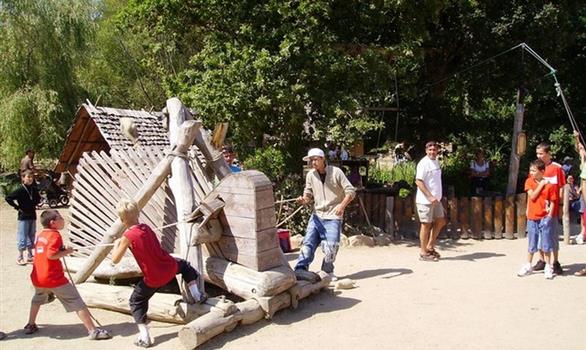 Vacances de Pâques en Bretagne : jeux au Village Gaulois - Stereden, Village de Chalets