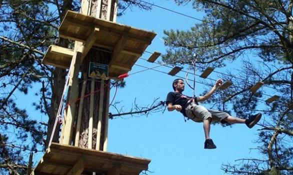 Vacances de Pâques en Bretagne : activités en famille au Parcours Aventure - Stereden, Village de Chalets
