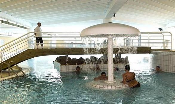 Vacances de Pâques en Bretagne : piscine à l'eau de mer, chauffée et couverte - Stereden, Village de Chalets