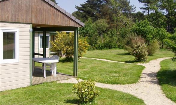 Vacances de Pâques en Bretagne : des chalets à louer, dans un grand parc - Stereden, Village de Chalets