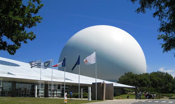 Visite de groupe à la Cité des télécoms : découverte du Radôme, spectacle "Son et Lumière" (Parc du Radôme) - Stereden, Village de Chalets