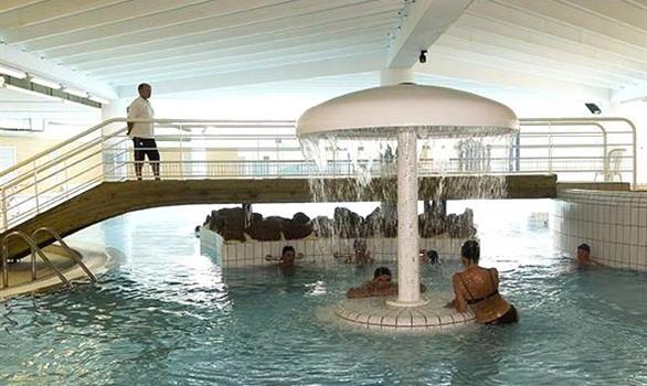 Détente à la piscine eau de mer de Trégastel - Stereden, Village de Chalets