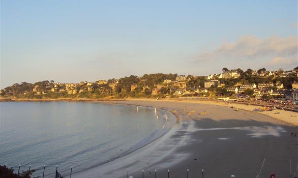Grandes marées en Bretagne : Perros-Guirec, plage de Trestraou à marée basse - Stereden, Village de Chalets