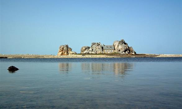 Grandes marées en Bretagne : la maison de Castel Meur, à Plougrescant (prop. privée) - Stereden, Village de Chalets