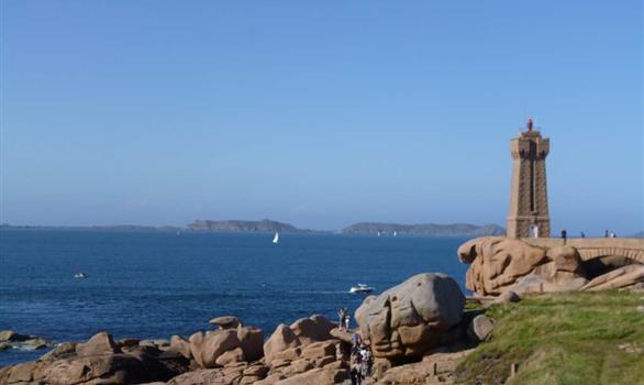 Grand Site de Ploumanac'h : le phare de Men Ruz - Stereden, Village de Chalets