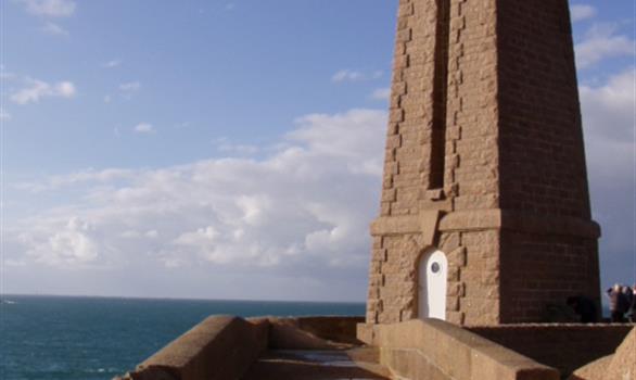 Grand Site de Ploumanac'h : au pied du phare - Stereden, Village de Chalets