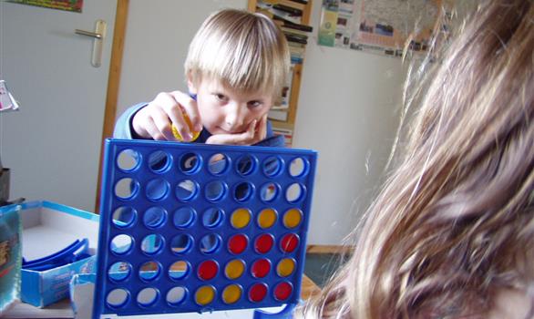 Vacances de Pâques en Bretagne : jeux de sociétés, en prêt à l'accueil - Stereden, Village de Chalets
