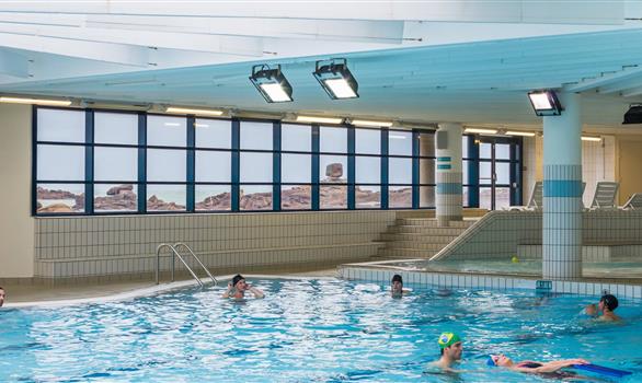 Vacances de Pâques en Bretagne : Détente au Forum de la Mer (piscine d'eau salée, avec spa) - Stereden, Village de Chalets