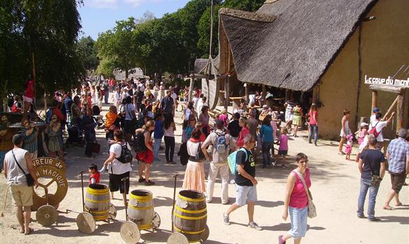 Vacances de Pâques en Bretagne : jeux en famille au Village Gaulois - Stereden, Village de Chalets