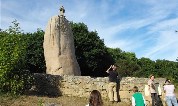 Les constructions mégalithiques : menhir de Saint-Uzec, à Pleumeur-Bodou - Stereden, Village de Chalets