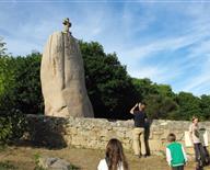 Les constructions mégalithiques : menhir de Saint-Uzec, à Pleumeur-Bodou