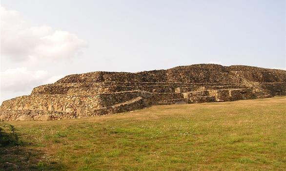 Mégalithes de Bretagne - Le Grand Cairn de Barnenez - Stereden, Village de Chalets