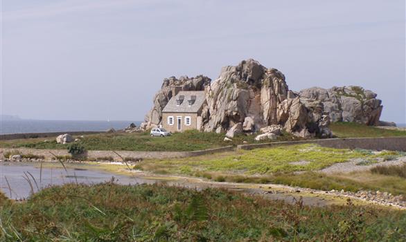 "La maison entre les deux rochers" de Castel Meur à Plougrecant - (c) Stereden - Stereden, Village de Chalets