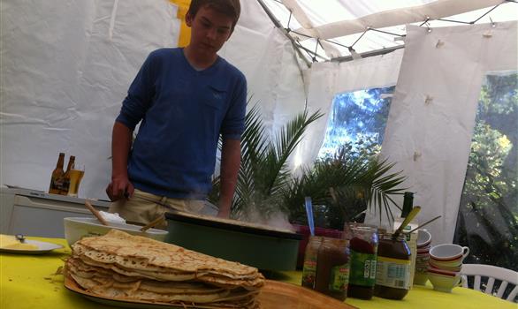 Arthur fait les crêpes sur la bilig  - Stereden, Village de Chalets