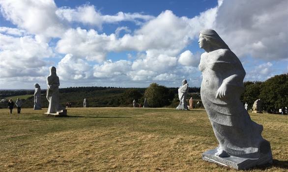 La Vallée des Saints : un site magique, à découvrir absolument ! - Stereden, Village de Chalets