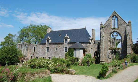 L'abbaye de Beauport - Stereden, Village de Chalets
