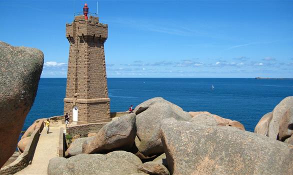 Le phare de Men Ruz, à Ploumanac'h - Stereden, Village de Chalets