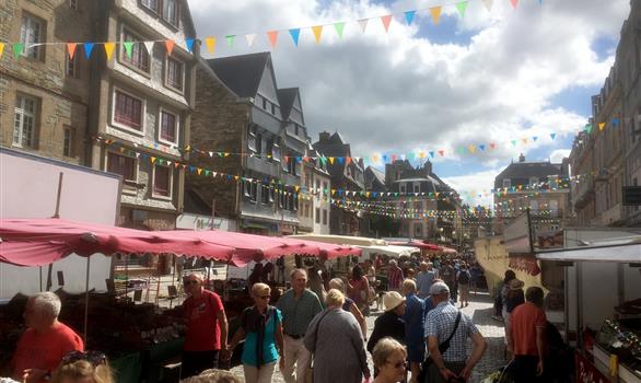 Marchés locaux tous les jours, marché régional le jeudi à Lannion - Stereden, Village de Chalets