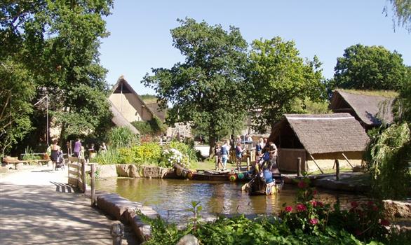 Loisirs : Parc du Radôme, le Village Gaulois - Stereden, Village de Chalets