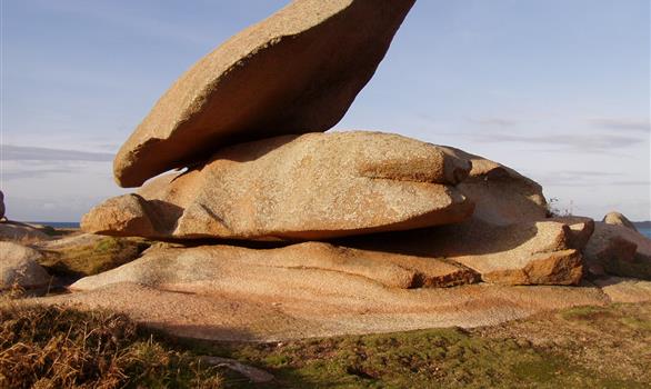 De gigantesques rochers, dans un équilibre précaire parfois ! - Stereden, Village de Chalets