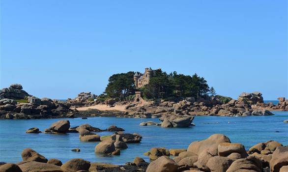 Le château de Costaéres, vu depuis la plage de Saint-Guirec - Stereden, Village de Chalets