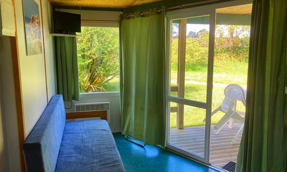 Chalet vert 4 personnes : séjour, terrasse - Stereden, Village de Chalets