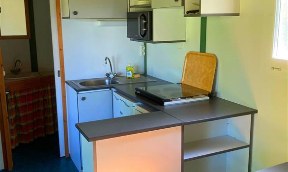 Chalet vert 4 personnes : coin cuisine - Stereden, Village de Chalets