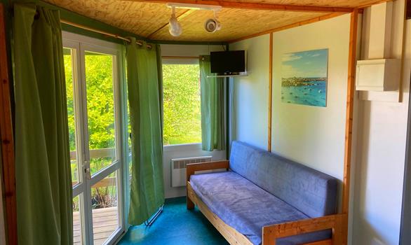 Chalet vert 4 personnes : coin séjour - Stereden, Village de Chalets