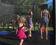 Aire de jeux avec trampoline