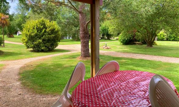 Terrasse couverte avec salon de jardin. - Stereden, Village de Chalets
