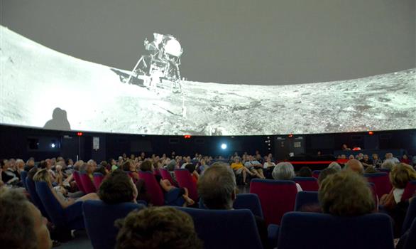 Activité de groupe : spectacle et conférence au planétarium de Bretagne - Stereden, Village de Chalets