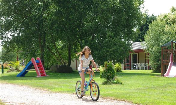 Vacances de Pâques en Bretagne : les enfants peuvent faire du vélo en toute sécurité dans les allées du Village "Stereden" - Stereden, Village de Chalets