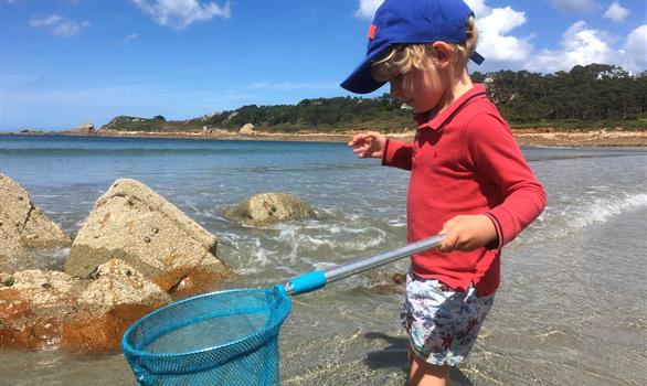 Enfant à la mer en Bretagne - Stereden, Village de Chalets
