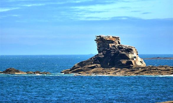 L'Île-Grande, en Pleumeur-Bodou : le rocher du Corbeau - Stereden, Village de Chalets