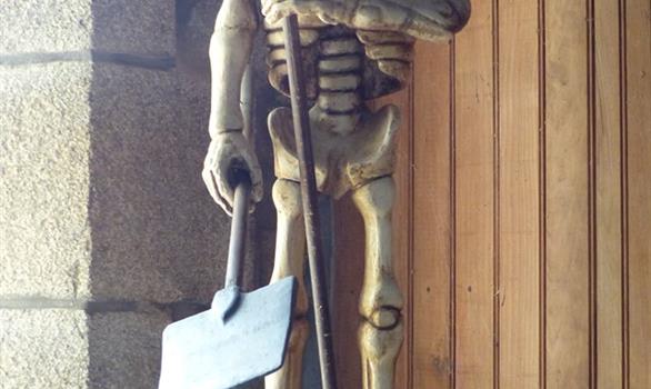L'Île-Grande, en Pleumeur-Bodou : statue de l'Ankou, à l'église - Stereden, Village de Chalets