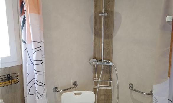 Douche à l'italienne avec siège PMR - Stereden, Village de Chalets