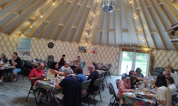Repas conviviale dans la Yourte de réception - Stereden, Village de Chalets