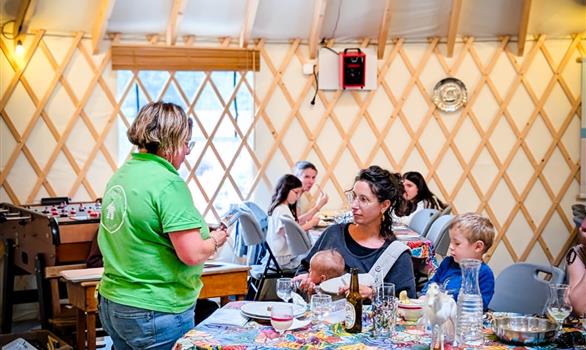 Repas conviviale dans la Yourte de réception - Stereden, Village de Chalets